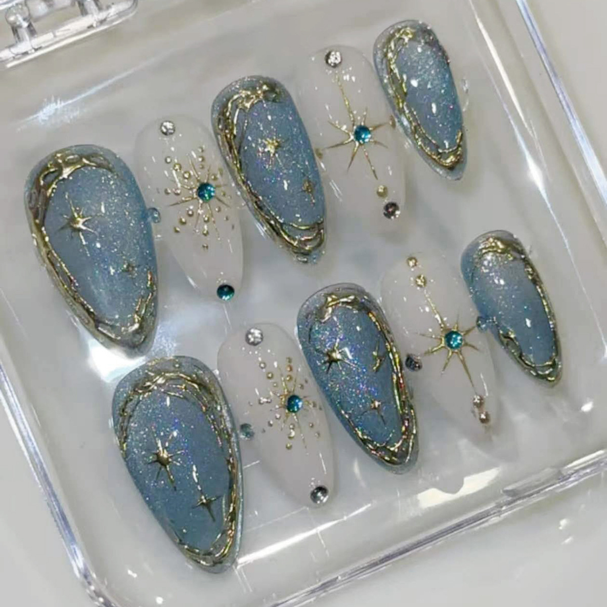 Nail Art Inspo - ชุดเล็บปลอมสีฟ้าทรงอัลมอนด์ 24 ชิ้น ประดับด้วยกากเพชรและจิวเวลรี่แบบติดเล็บ