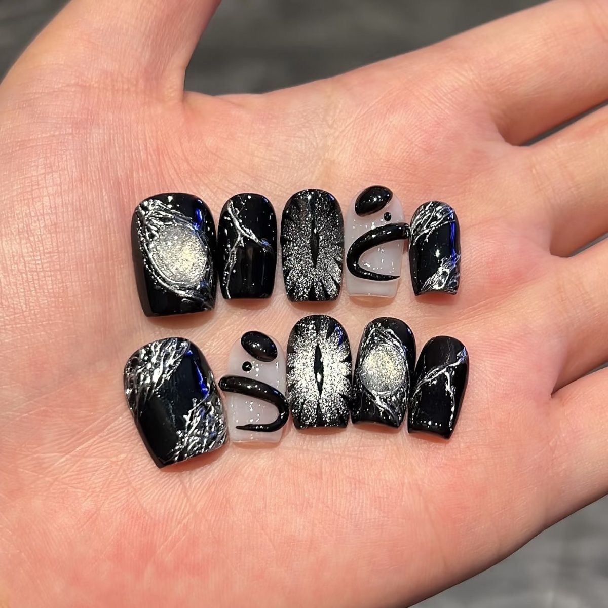 Nail Art Glitter - 10pcs สีดําน่ารักแมวทําด้วยมือกดบนเล็บคริสตัล CAT EYE เล็บปลอม Glitter
