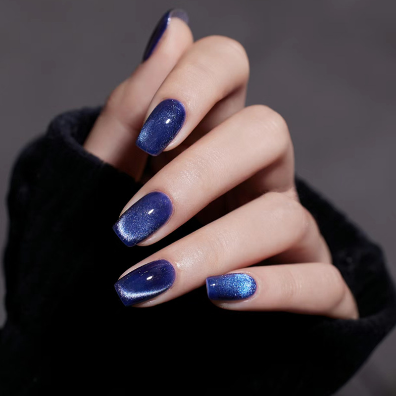 Nail Art Glitter - ชุดเล็บปลอมสีแดงไวน์แบบเรียบง่าย 24 ชิ้น พร้อมกลิตเตอร์ลายตาแมว เล็บอะคริลิกทรงสี่เหลี่ยมสั้นแบบฝรั่งเศส
