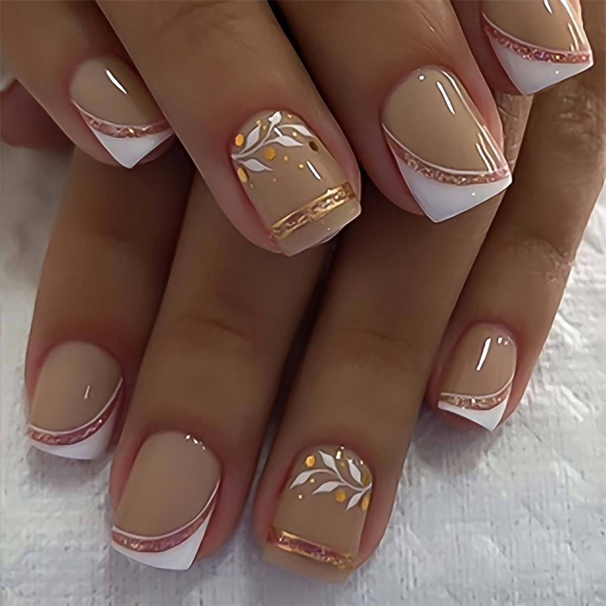 Nail Art Glitter - เล็บปลอมแบบสั้น-กลางสำหรับผู้หญิง สาวๆ ทรงฝรั่งเศส ปลายเล็บทรงเหลี่ยม ประดับกลิตเตอร์สีทอง ลายใบไม้